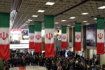 Iraníes conmemoran aniversario del regreso del imam Jomeini al país persa