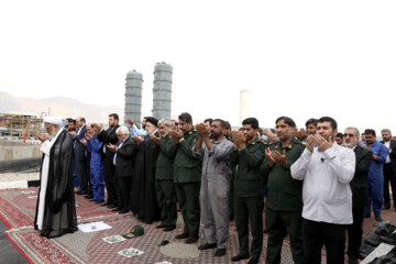 اقامه نماز ظهر و عصر در حاشیه سفر رئیس جمهور به هرمزگان