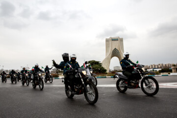 Desfile de motos en el aniversario del regreso del Imam Jomeini a Teherán