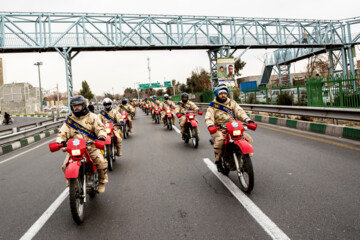 Desfile de motos en el aniversario del regreso del Imam Jomeini a Teherán