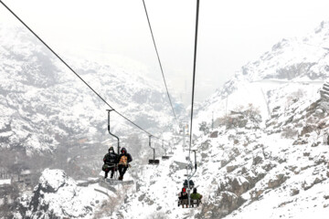 Téhéran s'habille de blanc avec la première chute de neige