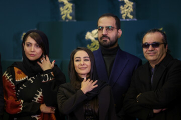 چهل ودومین جشنواره فیلم فجر- عکس یادگاری عوامل فیلم  تمساح خونی