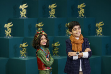 چهل ودومین جشنواره فیلم فجر- عکس یادگاری عوامل فیلم تابستان همان سال
