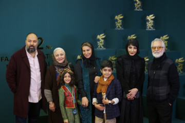 چهل ودومین جشنواره فیلم فجر- عکس یادگاری عوامل فیلم تابستان همان سال