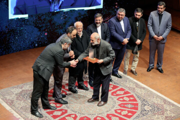 دومین جایزه «قلم مقدس» به روزنامه‌نگاران تراز انقلاب اهدا شد