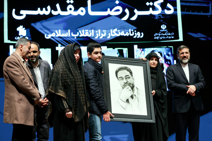 دومین جایزه «قلم مقدس» به روزنامه‌نگاران تراز انقلاب اسلامی اهدا شد