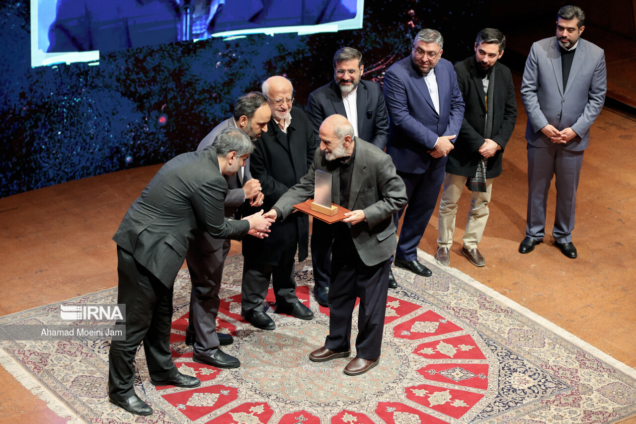 دومین جایزه «قلم مقدس» به روزنامه‌نگاران تراز انقلاب اهدا شد