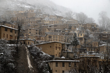 La neige blanchit le village iranien de Masouleh