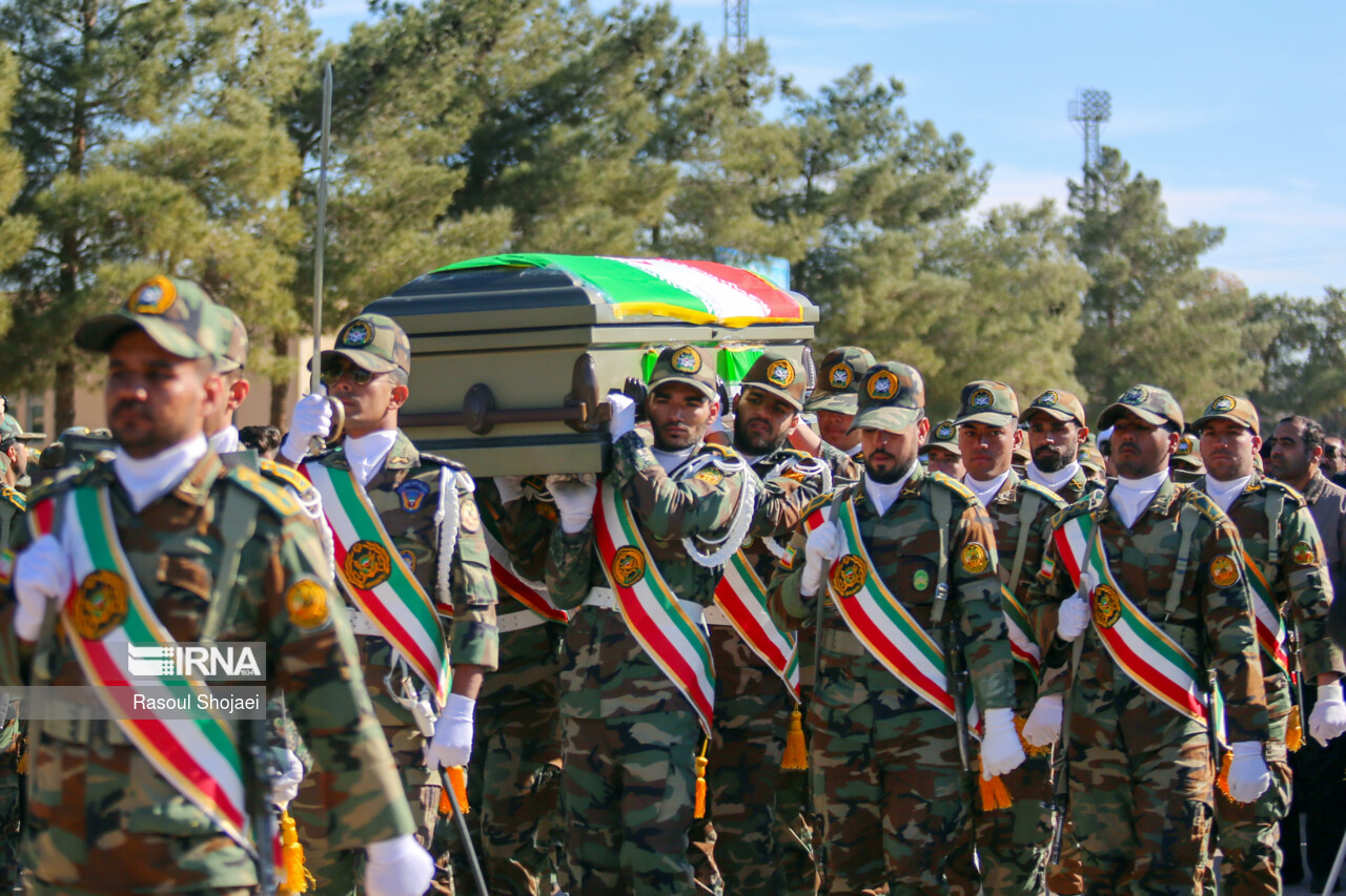 پیکرِ «پدرِ کاتیوشای ایران» در اصفهان تشییع شد پیکرِ «پدرِ کاتیوشای ایران» در اصفهان تشییع شد