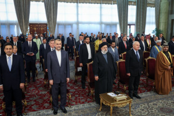 Foreign envoys in Islamic Revolution anniv. ceremony 