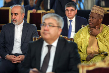 Foreign envoys in Islamic Revolution anniv. ceremony 