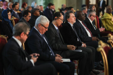 Foreign envoys in Islamic Revolution anniv. ceremony 