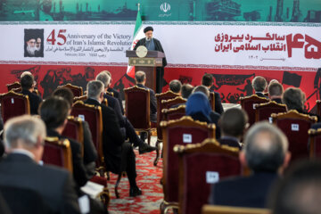 Cérémonie organisée à la veille du 45ème anniversaire de la victoire de la Révolution islamique, en présence d'ambassadeurs étrangers résidant en Iran