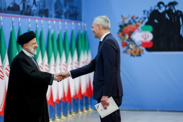 Foreign envoys in Islamic Revolution anniv. ceremony 