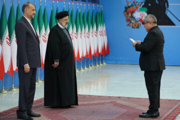 Foreign envoys in Islamic Revolution anniv. ceremony 