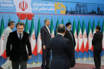 Foreign envoys in Islamic Revolution anniv. ceremony 