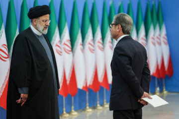 Foreign envoys in Islamic Revolution anniv. ceremony 