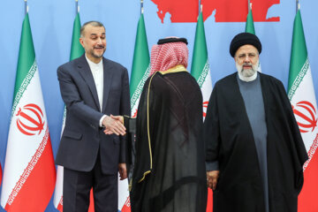 Foreign envoys in Islamic Revolution anniv. ceremony 