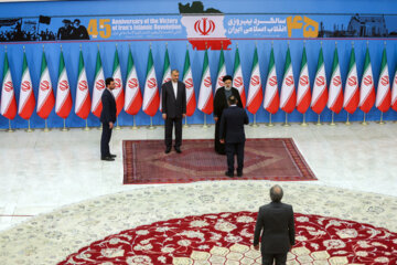 Foreign envoys in Islamic Revolution anniv. ceremony 