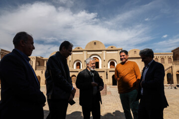 Visita de los invitados extranjeros del Festival de Cine Fayr a la Ciudad cinematográfica de Qazali