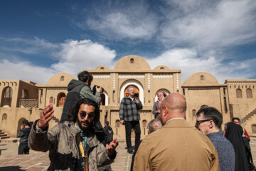 Visita de los invitados extranjeros del Festival de Cine Fayr a la Ciudad cinematográfica de Qazali