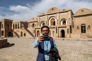 Les invités à la section internationale du festival de Fajr visitent le Cinéplex de Shahrak à Téhéran 