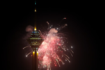 Téhéran (IRNA)-Ce vendredi soir 10 février, à l’occasion du 44e anniversaire de la victoire de la Révolution islamique d’Iran, et à la veille de la date historique de 22 Bahman (soit le 11 février cette année 2024) 70 points de la capitale Téhéran ont été illuminés simultanément et des spectacle son et lumière et feu d'artifice ont ponctué les festivités. 