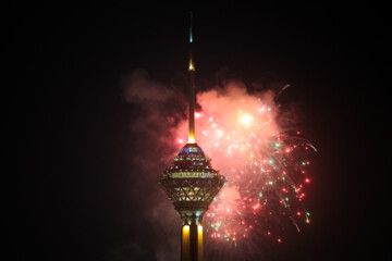 Téhéran (IRNA)-Ce vendredi soir 10 février, à l’occasion du 44e anniversaire de la victoire de la Révolution islamique d’Iran, et à la veille de la date historique de 22 Bahman (soit le 11 février cette année 2024) 70 points de la capitale Téhéran ont été illuminés simultanément et des spectacle son et lumière et feu d'artifice ont ponctué les festivités. 