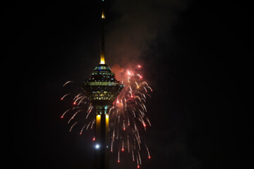 Téhéran (IRNA)-Ce vendredi soir 10 février, à l’occasion du 44e anniversaire de la victoire de la Révolution islamique d’Iran, et à la veille de la date historique de 22 Bahman (soit le 11 février cette année 2024) 70 points de la capitale Téhéran ont été illuminés simultanément et des spectacle son et lumière et feu d'artifice ont ponctué les festivités. 