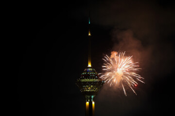 Téhéran (IRNA)-Ce vendredi soir 10 février, à l’occasion du 44e anniversaire de la victoire de la Révolution islamique d’Iran, et à la veille de la date historique de 22 Bahman (soit le 11 février cette année 2024) 70 points de la capitale Téhéran ont été illuminés simultanément et des spectacle son et lumière et feu d'artifice ont ponctué les festivités. 