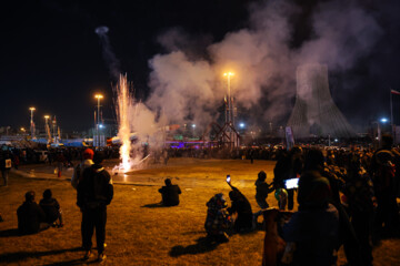 Téhéran (IRNA)-Ce vendredi soir 10 février, à l’occasion du 44e anniversaire de la victoire de la Révolution islamique d’Iran, et à la veille de la date historique de 22 Bahman (soit le 11 février cette année 2024) 70 points de la capitale Téhéran ont été illuminés simultanément et des spectacle son et lumière et feu d'artifice ont ponctué les festivités. 