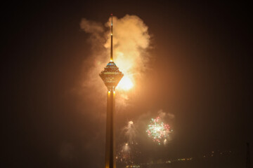 Téhéran (IRNA)-Ce vendredi soir 10 février, à l’occasion du 44e anniversaire de la victoire de la Révolution islamique d’Iran, et à la veille de la date historique de 22 Bahman (soit le 11 février cette année 2024) 70 points de la capitale Téhéran ont été illuminés simultanément et des spectacle son et lumière et feu d'artifice ont ponctué les festivités. 