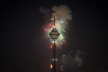 Téhéran (IRNA)-Ce vendredi soir 10 février, à l’occasion du 44e anniversaire de la victoire de la Révolution islamique d’Iran, et à la veille de la date historique de 22 Bahman (soit le 11 février cette année 2024) 70 points de la capitale Téhéran ont été illuminés simultanément et des spectacle son et lumière et feu d'artifice ont ponctué les festivités. 