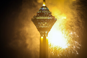 Téhéran (IRNA)-Ce vendredi soir 10 février, à l’occasion du 44e anniversaire de la victoire de la Révolution islamique d’Iran, et à la veille de la date historique de 22 Bahman (soit le 11 février cette année 2024) 70 points de la capitale Téhéran ont été illuminés simultanément et des spectacle son et lumière et feu d'artifice ont ponctué les festivités. 