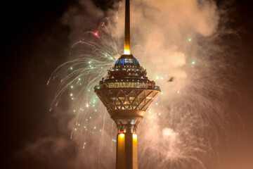 Téhéran (IRNA)-Ce vendredi soir 10 février, à l’occasion du 44e anniversaire de la victoire de la Révolution islamique d’Iran, et à la veille de la date historique de 22 Bahman (soit le 11 février cette année 2024) 70 points de la capitale Téhéran ont été illuminés simultanément et des spectacle son et lumière et feu d'artifice ont ponctué les festivités. 