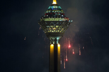 Téhéran (IRNA)-Ce vendredi soir 10 février, à l’occasion du 44e anniversaire de la victoire de la Révolution islamique d’Iran, et à la veille de la date historique de 22 Bahman (soit le 11 février cette année 2024) 70 points de la capitale Téhéran ont été illuminés simultanément et des spectacle son et lumière et feu d'artifice ont ponctué les festivités. 