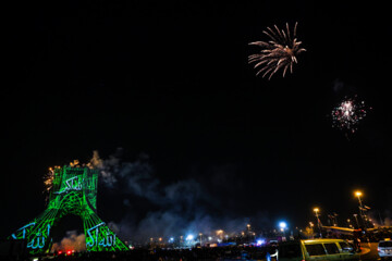 El cielo de Teherán se ilumina por el aniversario de la victoria de la Revolución Islámica