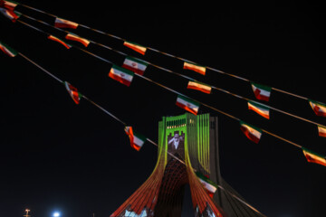 El cielo de Teherán se ilumina por el aniversario de la victoria de la Revolución Islámica