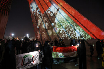 El cielo de Teherán se ilumina por el aniversario de la victoria de la Revolución Islámica