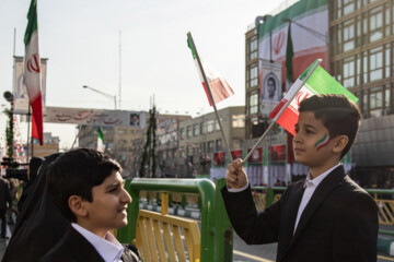 کودکان در راهپیمایی بیست و دوم بهمن ۱۴۰۲