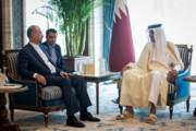 بالصور.. وزير الخارجية الايراني يلتقي امير قطر في الدوحة