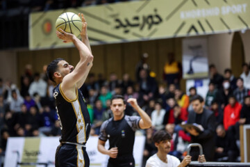 Téhéran (IRNA)-Le rendez-vous des meilleures stars de la Ligue iranienne de basket-ball intitulé "Les étoiles et le soleil", s'est déroulé vendredi soir (16 février 2024) en trois sections : tir à trois points, slam dunk et match 5-5 dans la salle Mahmoud Mashhoun de la fédération de basket-ball de Téhéran. (Photo : Ahmad Moïni Jam)