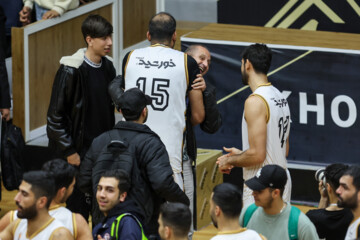 Téhéran (IRNA)-Le rendez-vous des meilleures stars de la Ligue iranienne de basket-ball intitulé "Les étoiles et le soleil", s'est déroulé vendredi soir (16 février 2024) en trois sections : tir à trois points, slam dunk et match 5-5 dans la salle Mahmoud Mashhoun de la fédération de basket-ball de Téhéran. (Photo : Ahmad Moïni Jam)