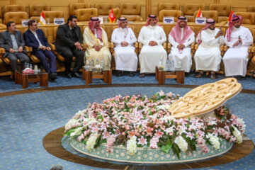 Téhéran (IRNA)-La 40e édition du Concours international du Saint Coran se tient ce samedi 17 février à la Salle de Sommet International de Téhéran avec la participation de 99 récitants de 44 pays. (Photo : Payam Al-Thani)