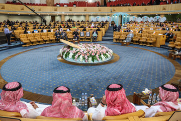 Téhéran (IRNA)-La 40e édition du Concours international du Saint Coran se tient ce samedi 17 février à la Salle de Sommet International de Téhéran avec la participation de 99 récitants de 44 pays. (Photo : Payam Al-Thani)