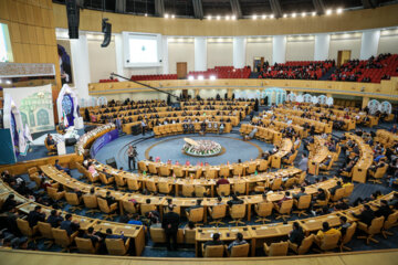 Téhéran (IRNA)-La 40e édition du Concours international du Saint Coran se tient ce samedi 17 février à la Salle de Sommet International de Téhéran avec la participation de 99 récitants de 44 pays. (Photo : Payam Al-Thani)