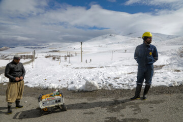 تلاش سیم بانان برای اتصال پایدار برق در روستاهای کردستان