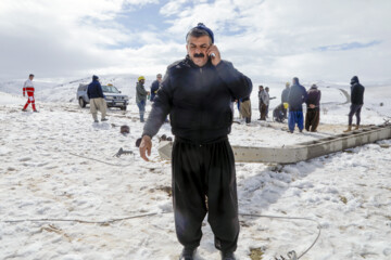 تلاش سیم بانان برای اتصال پایدار برق در روستاهای کردستان