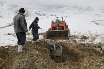 تلاش سیم بانان برای اتصال پایدار برق در روستاهای کردستان