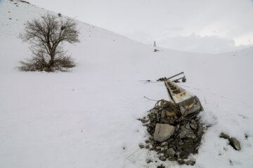 تلاش سیم بانان برای اتصال پایدار برق در روستاهای کردستان برق رسانی